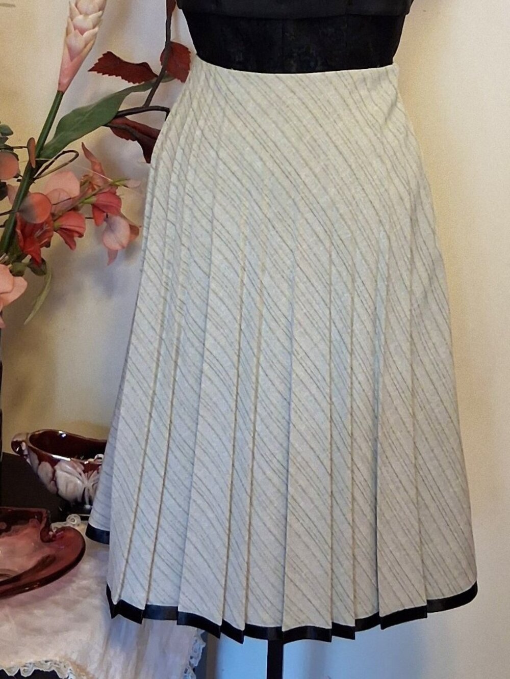 Unique Simon Chang Designer Pleated Lined Skirt High Quality & Modern Silver 12